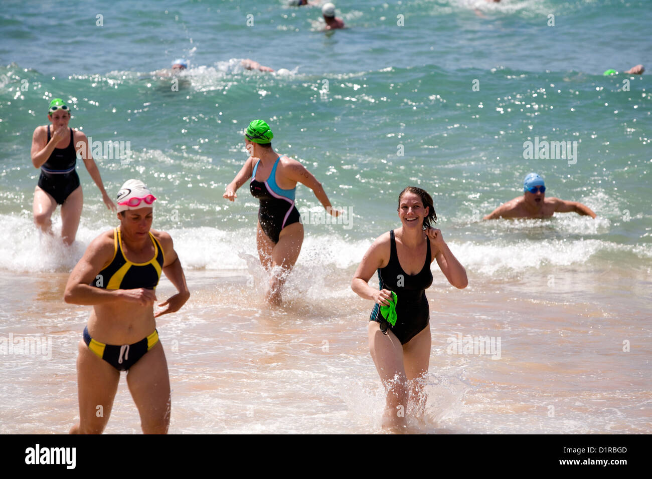 Weibliche Schwimmerinnen nehmen am Avalon Beach Ocean Swim Race Teil, Sydney, NSW, Australien 2009-jähriges Rennen Stockfoto