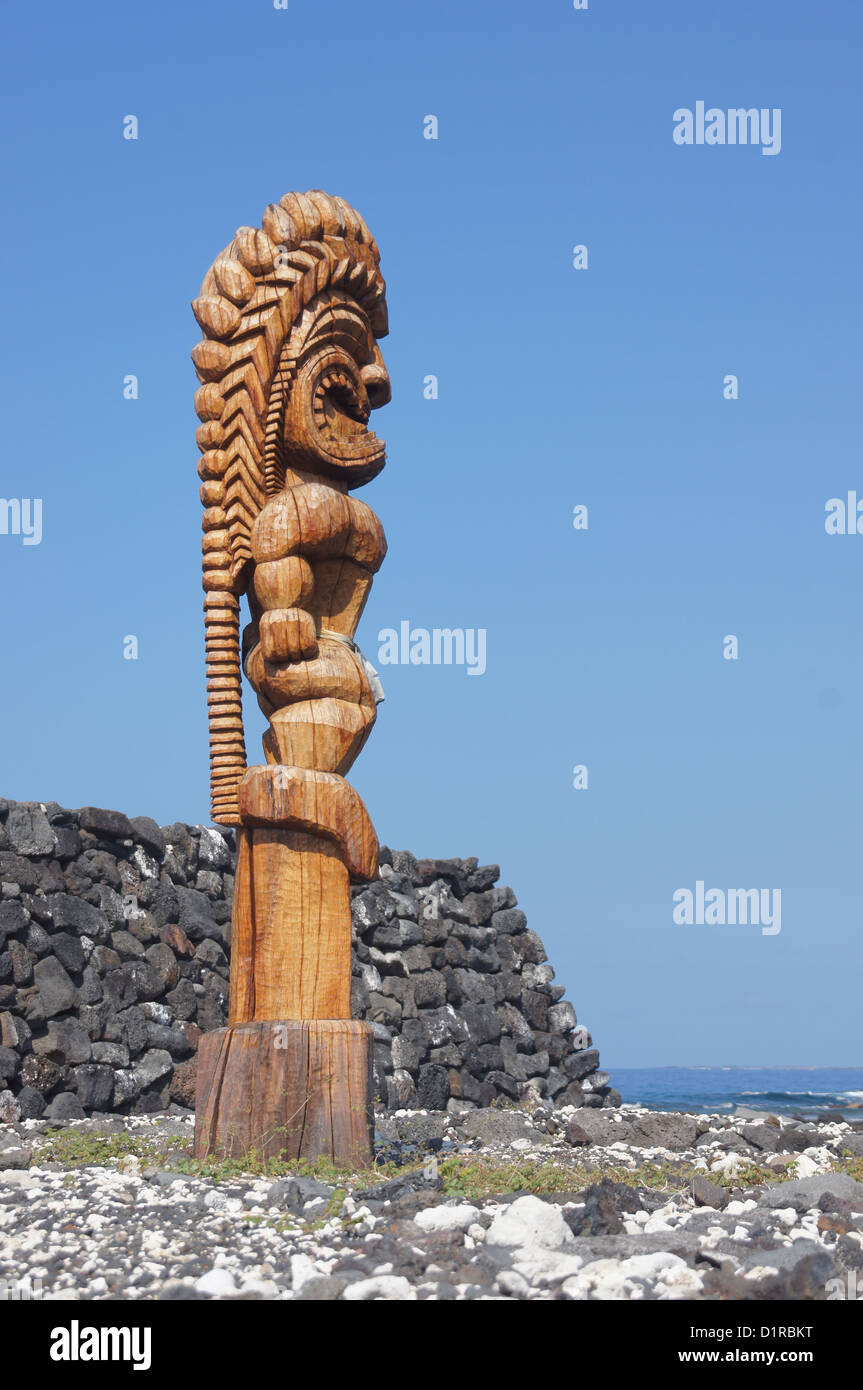 Alte hölzerne Statue des hawaiischen Gott am Ke'eku Heiau, vorchristlichen Tempels in der Nähe von Kahalu'u Bay, Hawaii Stockfoto