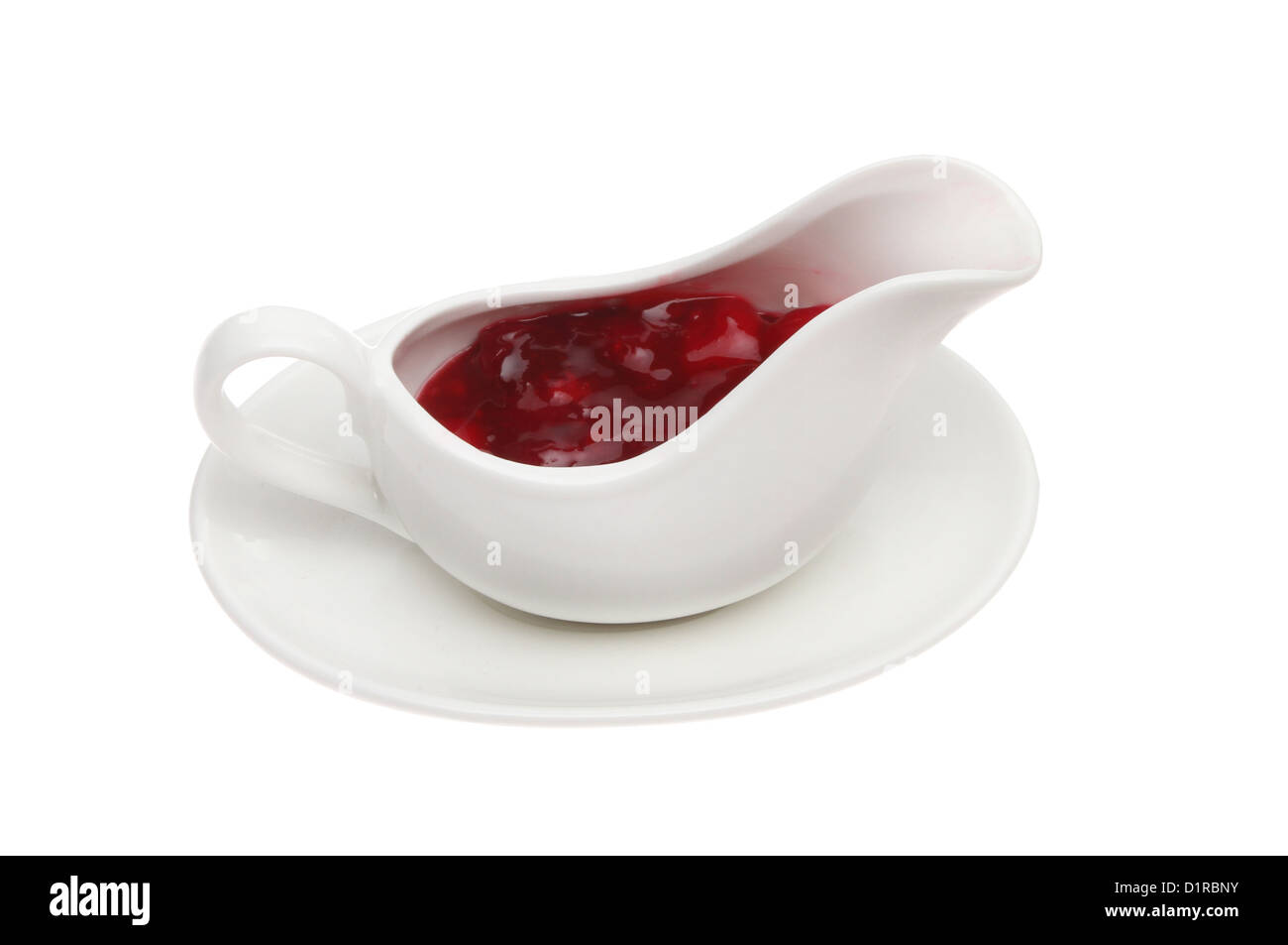 Frische Cranberry-Sauce mit ganzen Früchten in eine Sauciere isoliert gegen weiß Stockfoto