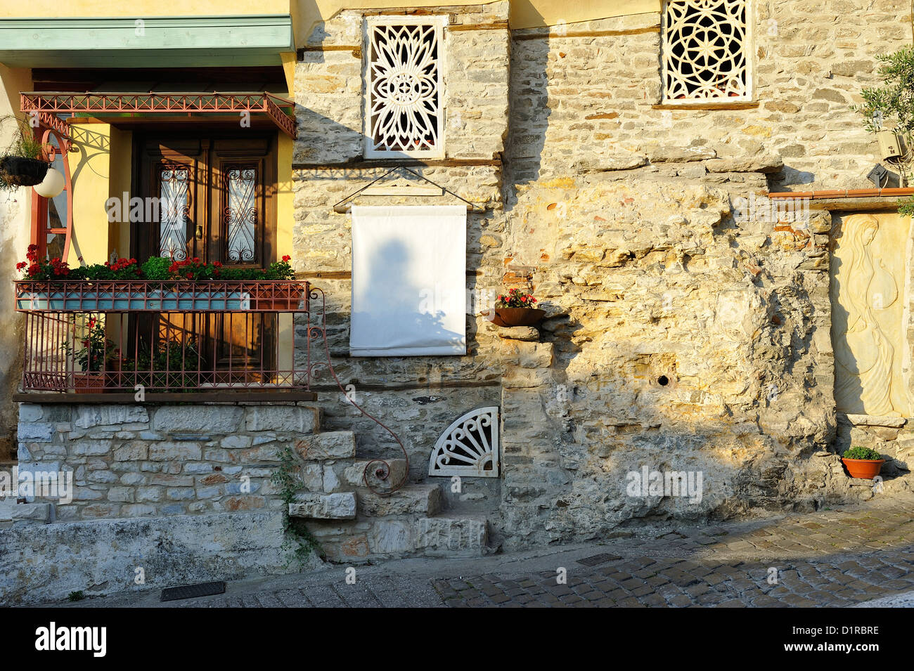 Eines der schönen Häuser dieser Linie der Straße bis zur osmanischen Burg in der schönen Stadt Kavala; Makedonien, Griechenland. Stockfoto