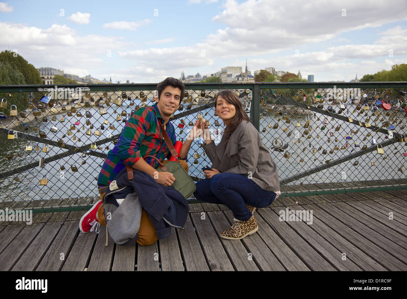 [Liebesschlösser] [junges Paar] [Pont des Arts] Liebe Stockfoto