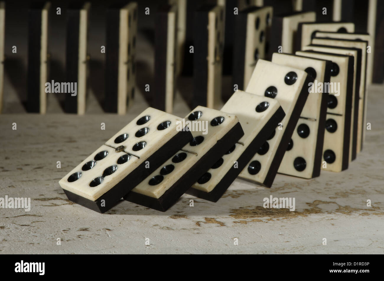 Reihen von aufgereiht altes Elfenbein und Ebenholz Bronze angehefteten stehende Domino blockiert Stücke auf weißem Tan Travertin-Marmor Stockfoto