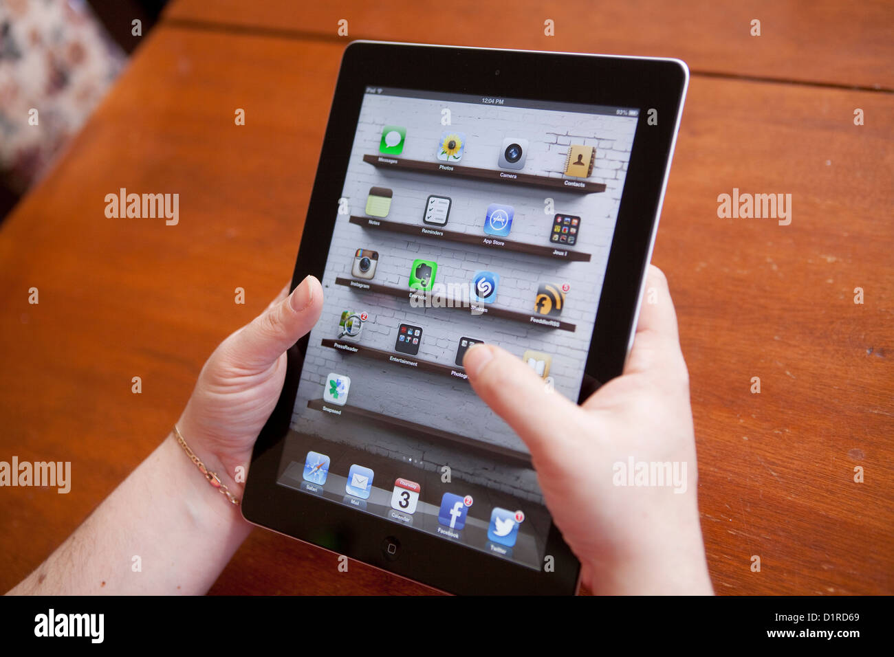 Eine Frau benutzt ein Apple Tablet iPad 4 Stockfoto