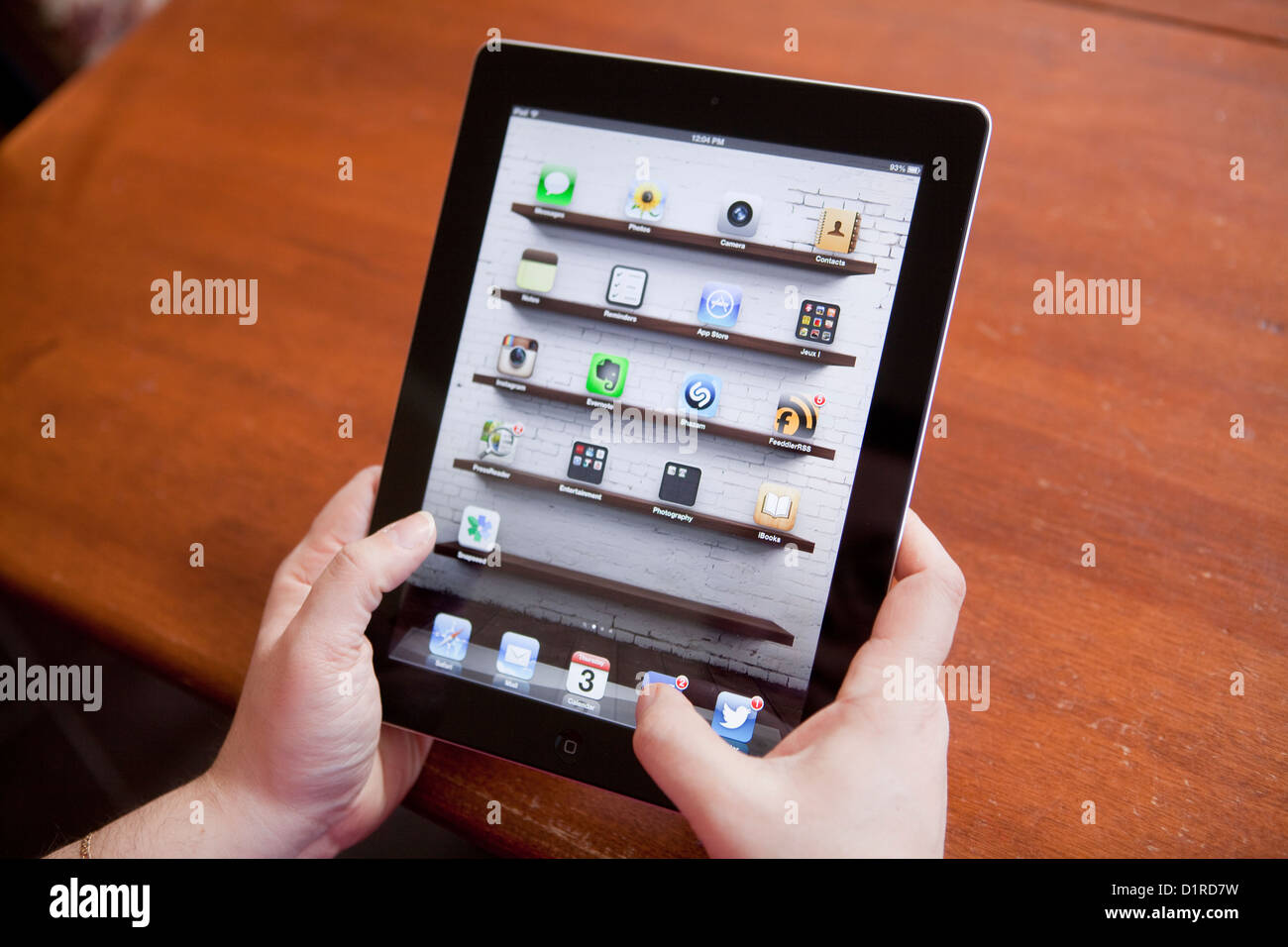 Eine Frau benutzt eine Apple iPad 4 Tablette. Stockfoto