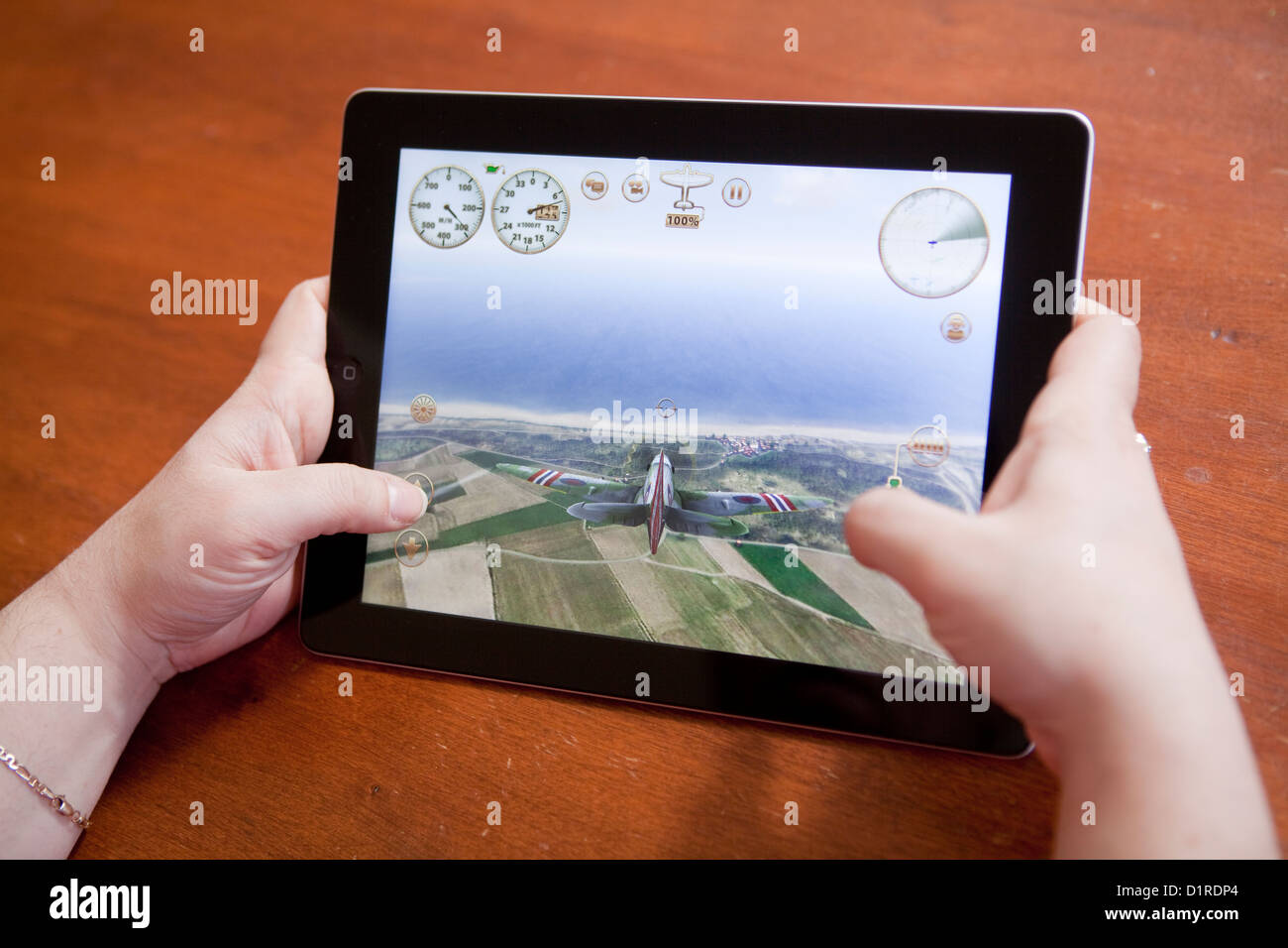 Eine Frau spielt das Spiel StormRaiders auf einem iPad 4. Stockfoto