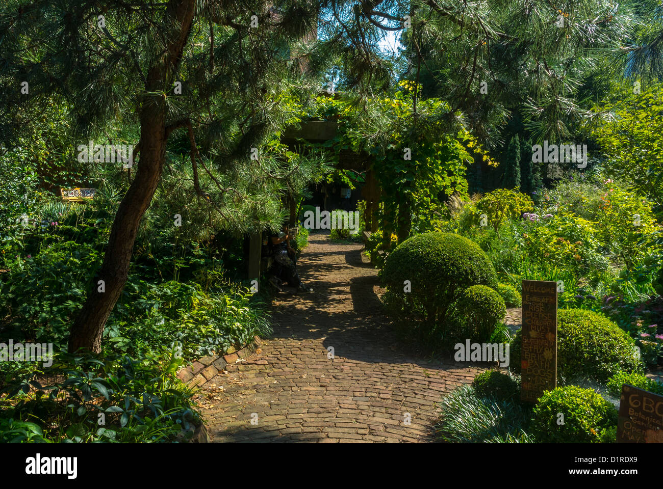 Landschaftlich reizvolle USA, New York, NY, USA, East Village District, E. 6. St Botanical Community Garden Pathway leer Stockfoto