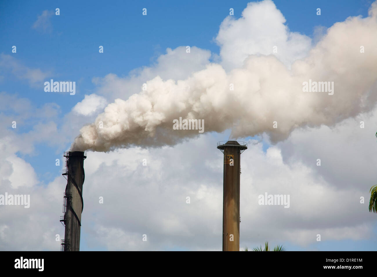 Die Emissionen aus der Zwillinge Schornstein ist der Tully Sugar Mill North Queensland Australien Stockfoto