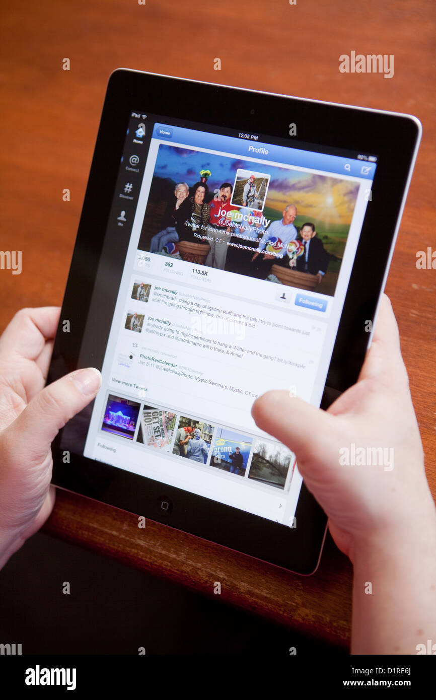 Eine Frau benutzt die Twitter-app auf einem Tablet-PC iPad 4 Stockfoto
