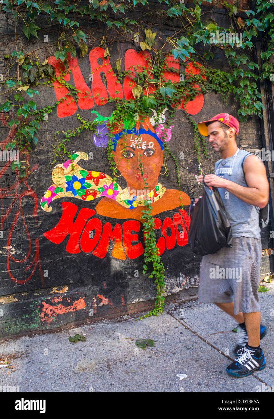 New York City, NY, USA, East Village Street Scenes, Mann weckt vorbei an Wall Fototapete mit Schild für Soul Food, „Mama's Home Cooked“ urbane Jugendliche, Street Art Stockfoto