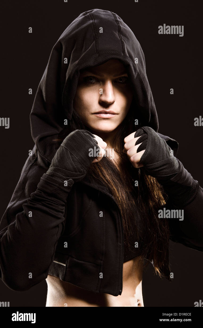Studioaufnahme von eine schöne schwere Frau, die immer bereit zu kämpfen. Stockfoto