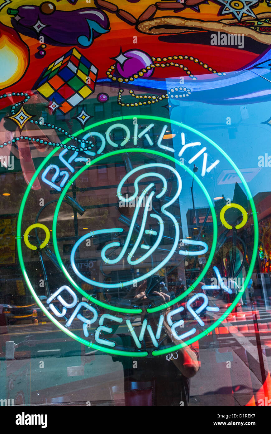 New York, NY, USA, American Diner Stil, Italienische Pizzeria Restaurant, 'Zwei Stiefel" im East Village, detail Leuchtreklame "Brooklyn Brauerei" lokales Bier, Commercial ad in-Fenster Stockfoto