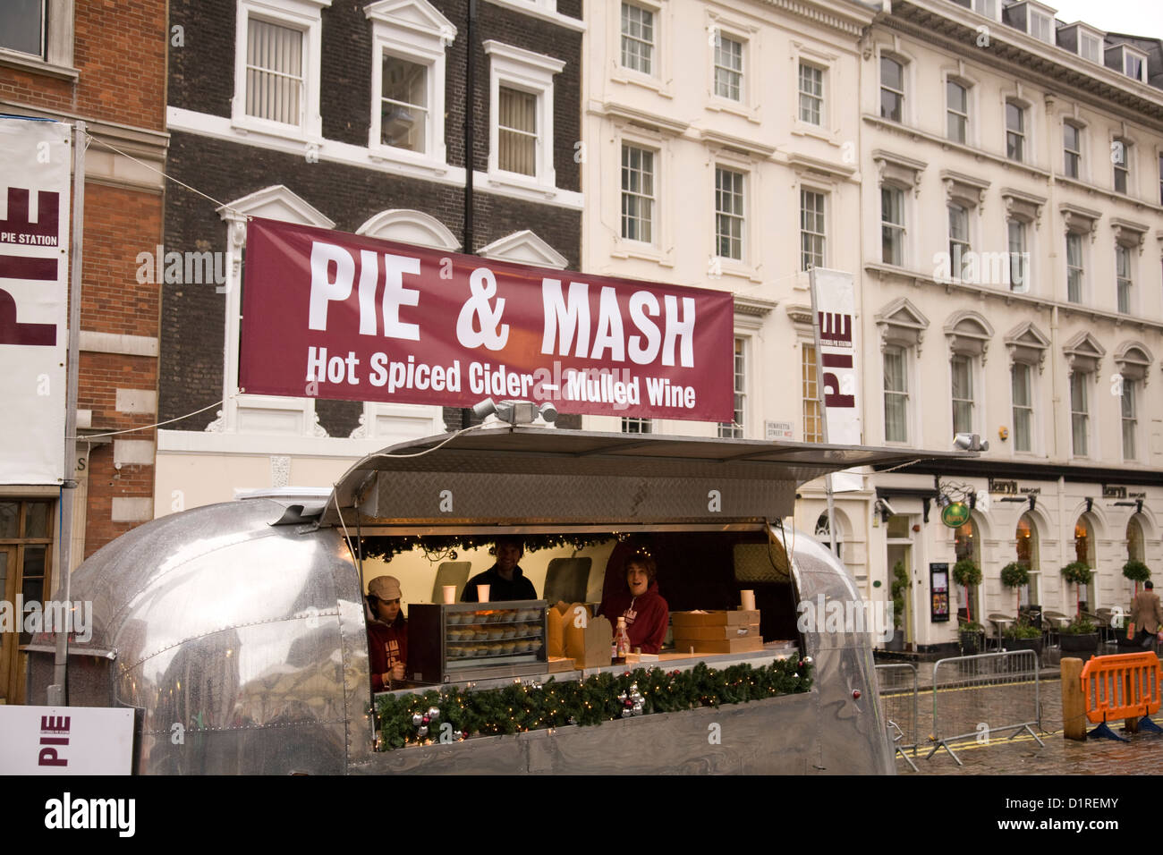 mobiler Partyservice verkaufen Winter wärmende englischen Speisen in Covent Garden in london Stockfoto