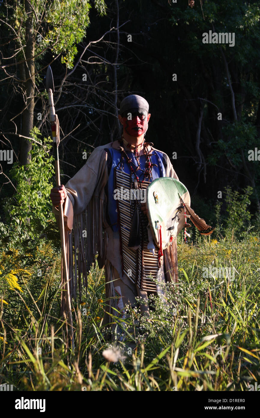 Ein Native American Indian-Mann mit einem Speer Stockfoto