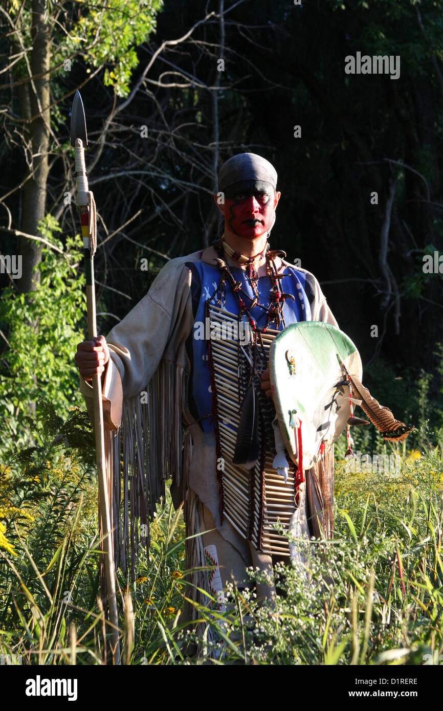 Ein Native American Indian-Mann mit einem Speer Stockfoto