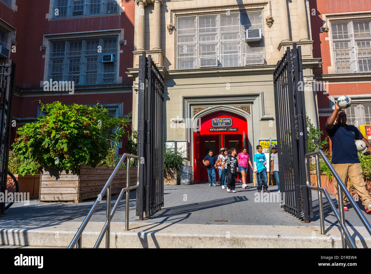 New York, NY, USA, Gruppe von Schülern, die den Eingang verlassen, Gymnasium in East Village, weiterführende Schule zu Fuß Stockfoto