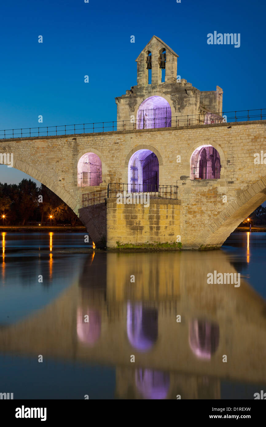 Pont Saint-Benezet und Chapelle Saint Nicholas (12. C) über der Rhone bei Avignon, Bouches-du-Rhône, Provence Frankreich Stockfoto
