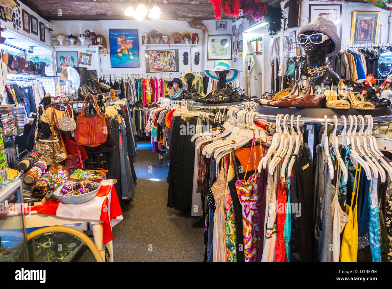 New York, NY, USA, East Village, Einkaufsmöglichkeiten, Vintage Old Clothing Store, in Kleiderregalen, „Monk Thrift Shop“-Bekleidungsgeschäfte [USA] Stockfoto