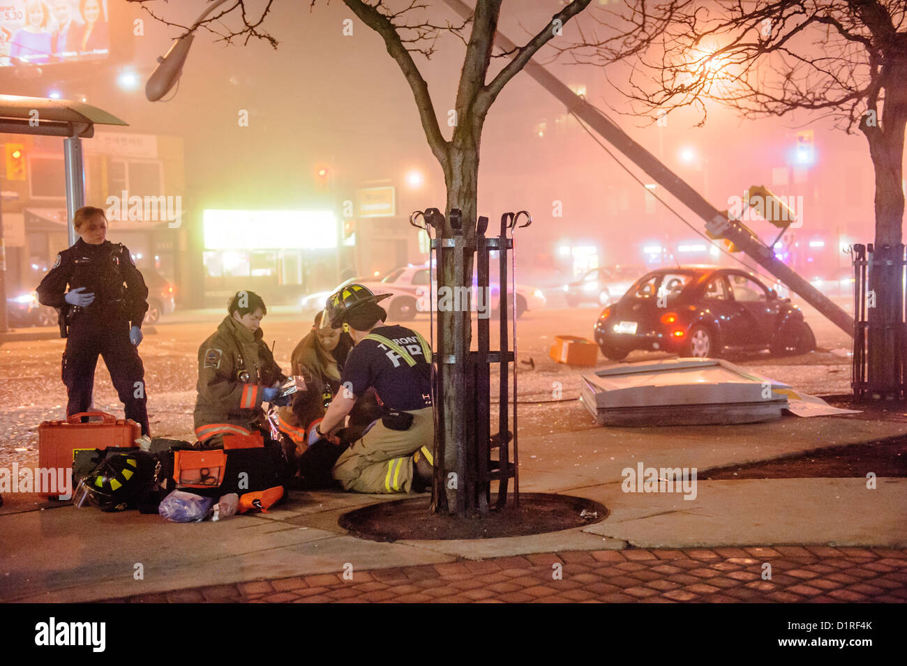Ein Auto von einem betrunkenen Autofahrer fiel ein Fußgänger warten an einer Bushaltestelle. Der Treiber wurde für DWI verhaftet. Stockfoto