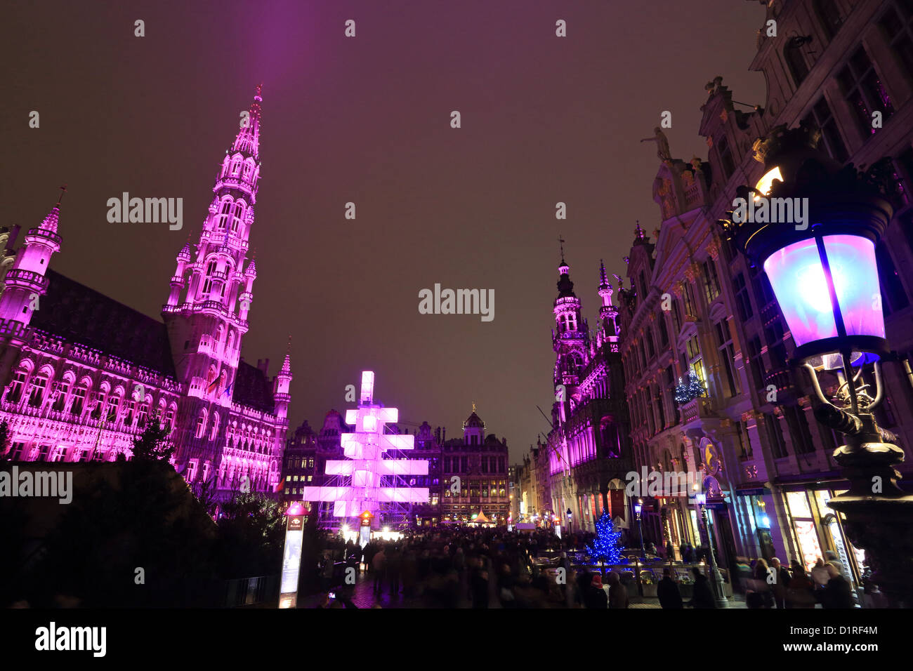 Die Abend-Licht-Show und elektronische Weihnachtsbaum 2012 auf der Grand Place in Brüssel, Belgien Stockfoto