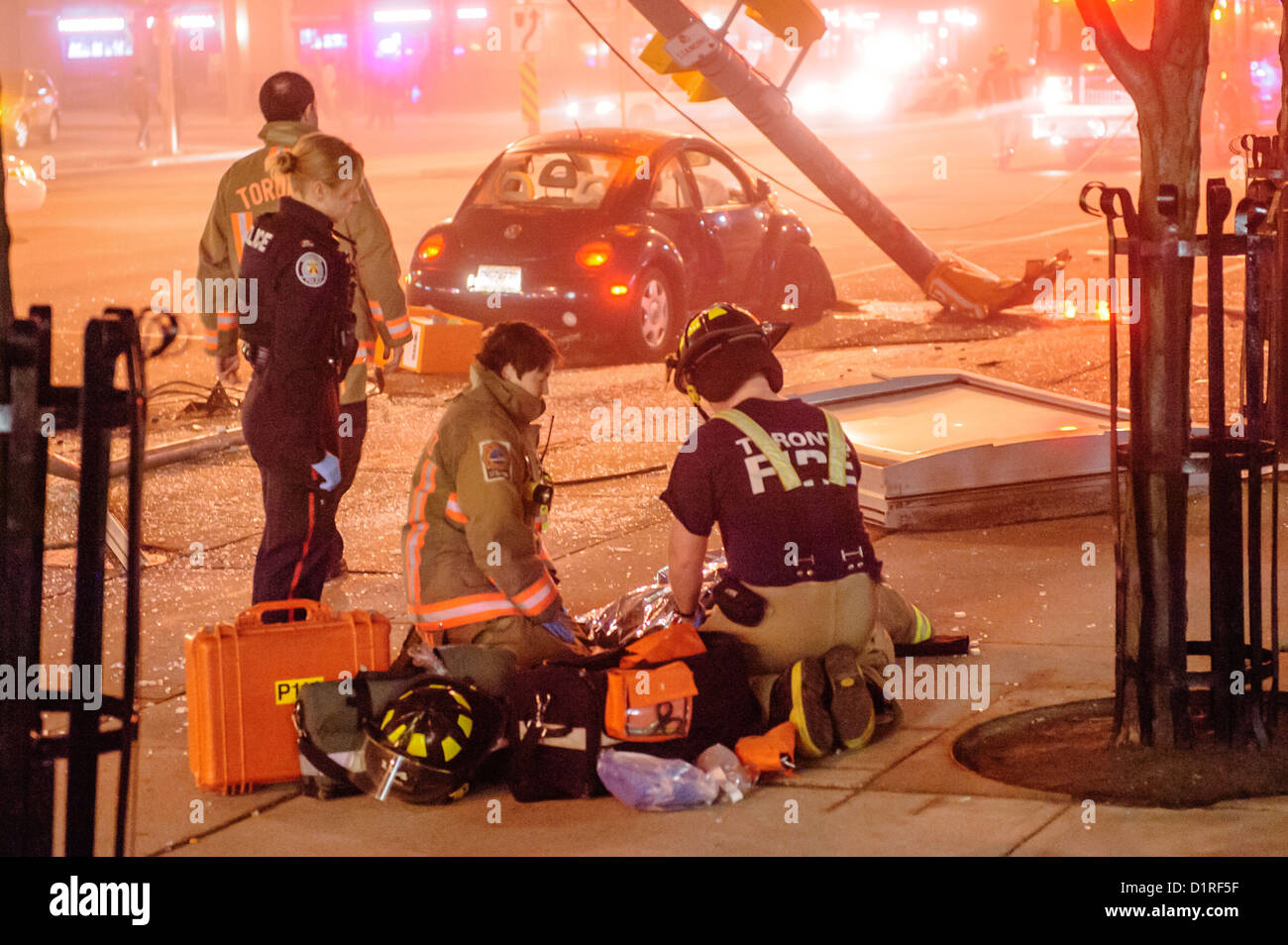 Ein Auto von einem betrunkenen Autofahrer fiel ein Fußgänger warten an einer Bushaltestelle. Der Treiber wurde für DWI verhaftet. Stockfoto