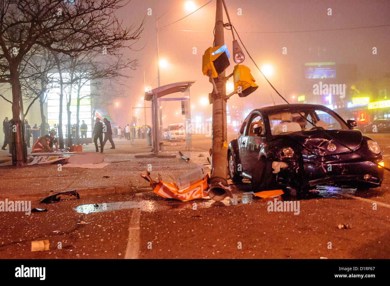 Ein Auto von einem betrunkenen Autofahrer fiel ein Fußgänger warten an einer Bushaltestelle. Der Treiber wurde für DWI verhaftet. Stockfoto