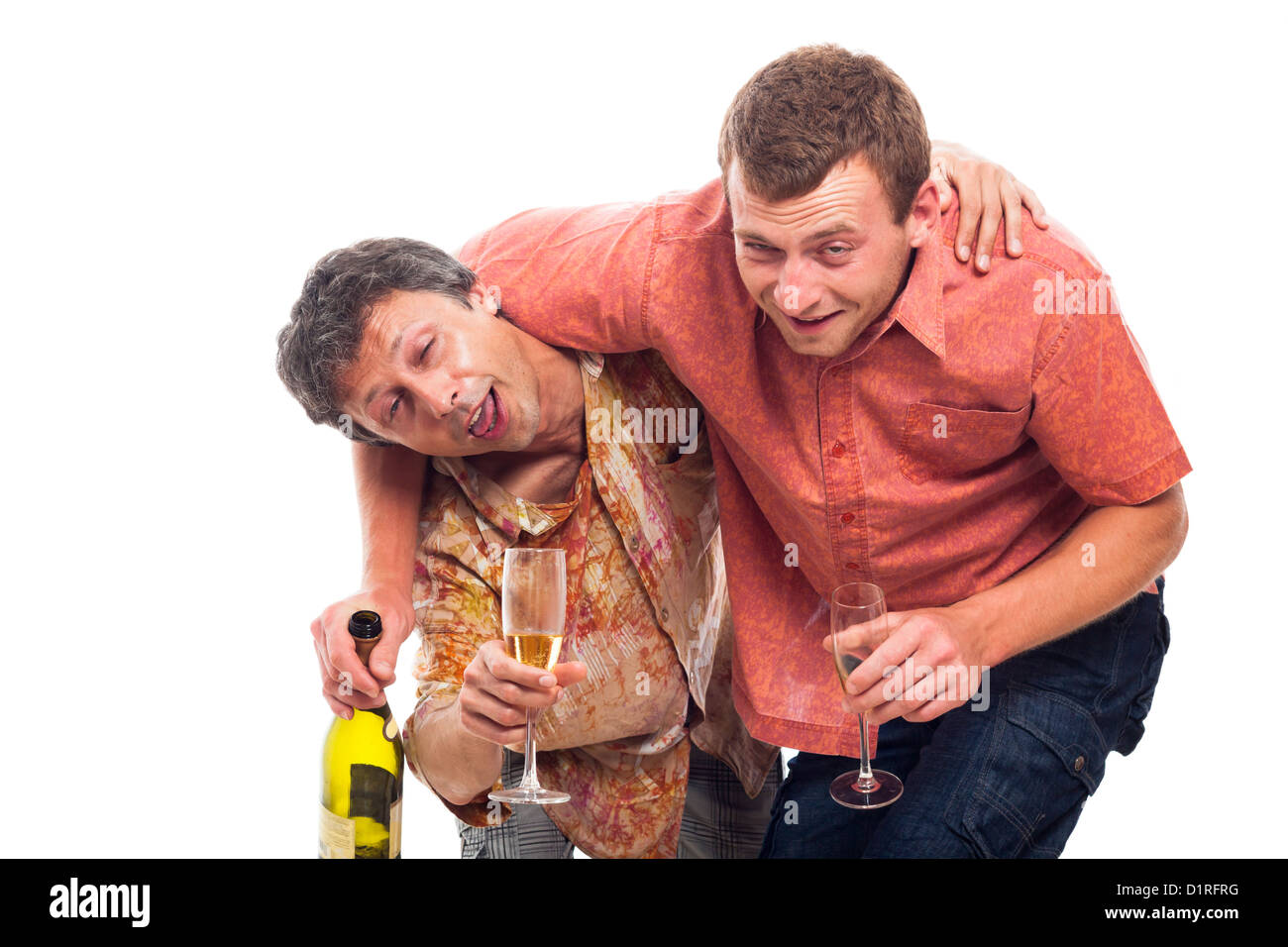 Zwei lustige betrunkene Männer mit Flasche und Glas Alkohol, isoliert auf weißem Hintergrund. Stockfoto