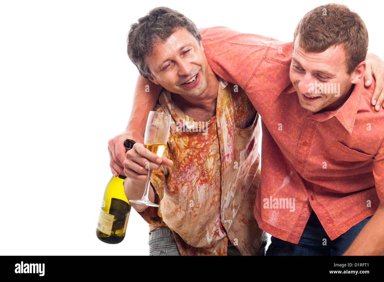 Zwei betrunkene Männer mit Flasche und Glas Alkohol, isoliert auf weißem Hintergrund mit textfreiraum lachen. Stockfoto