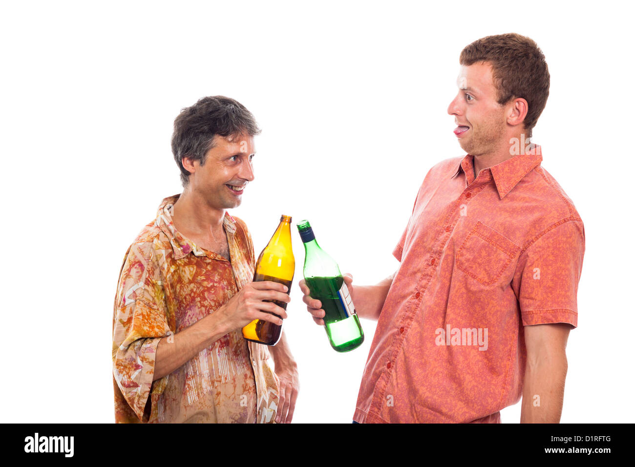 Zwei lustige betrunkene lachende Männer mit Flasche Alkohol, isoliert auf weißem Hintergrund. Stockfoto