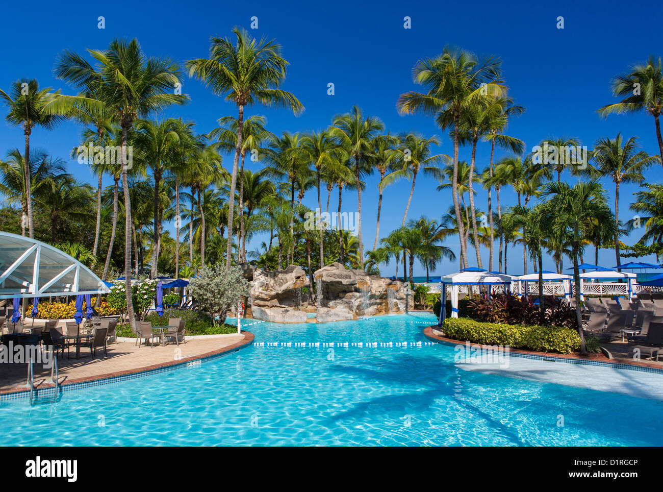 SAN JUAN, PUERTO RICO - Schwimmbad im Hotel InterContinental, einem Badeort an der Isla Verde. Stockfoto