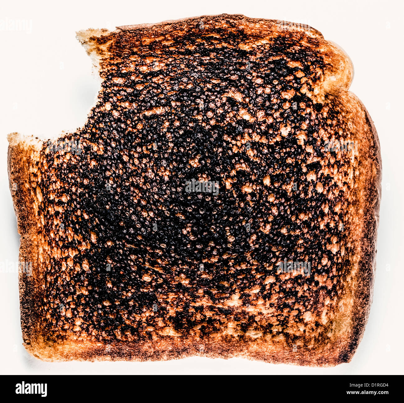 verbranntem Toast Weißbrot mit Biss auf weißen bkg Stockfoto