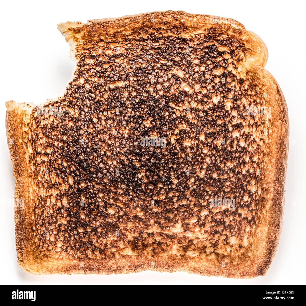 verbranntem Toast Weißbrot mit Biss auf weißen bkg Stockfoto