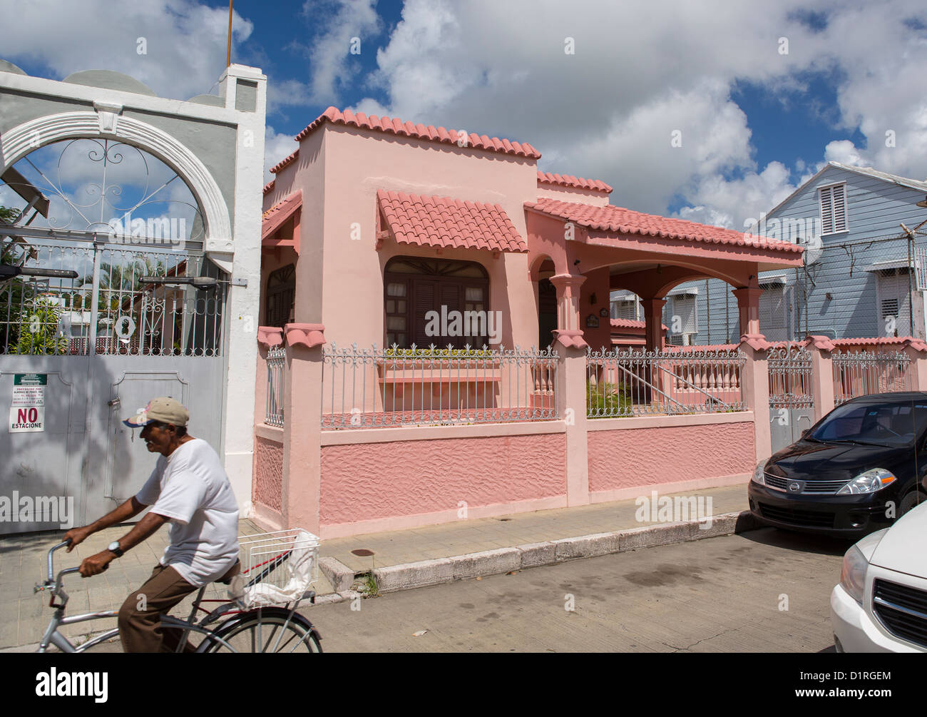 PONCE, PUERTO RICO - Privathaus rosa gestrichen. Stockfoto