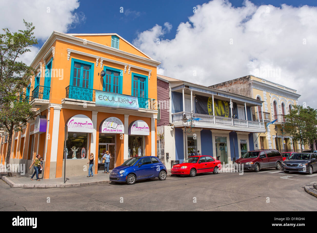 PONCE, PUERTO RICO - Geschäfte auf der Reina Isabel Street an der Plaza Las Delicias. Stockfoto