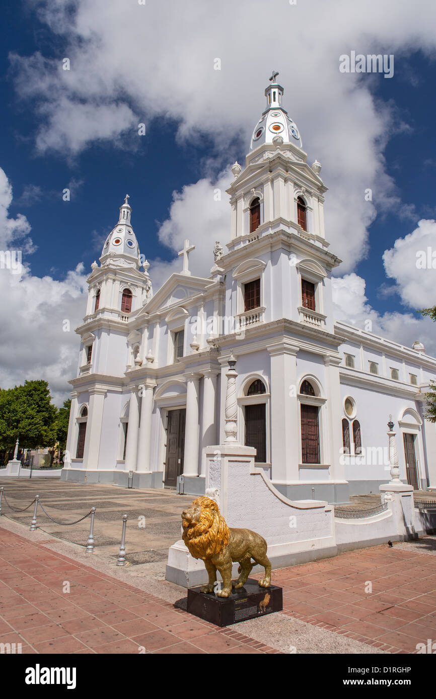 PONCE, PUERTO RICO - Catedral De La Guadalupe, in der Plaza Las Delicias und goldener Löwenstatue. Stockfoto