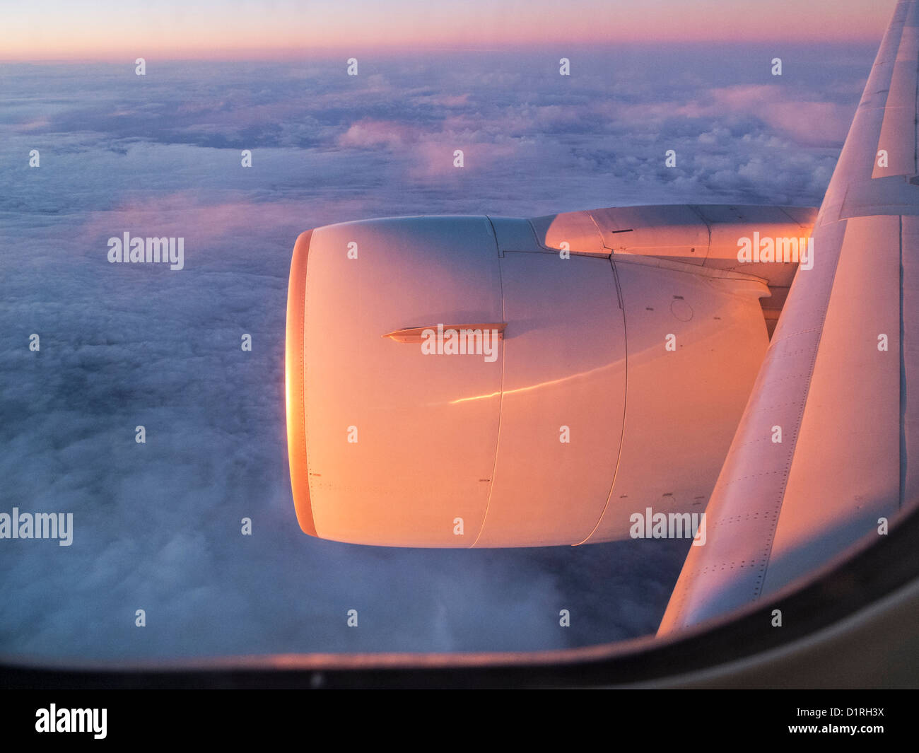 Die Aussicht von einen Fensterplatz auf einer Air Canada Boeing 767 Jetliner, irgendwo über dem Pazifischen Ozean bei Sonnenuntergang Stockfoto
