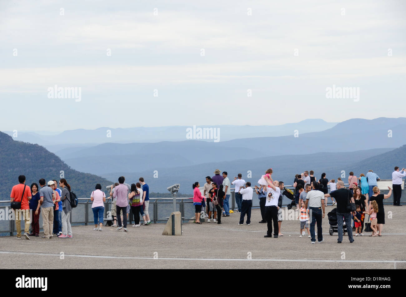 KATOOMBA, Australien - Touristen über die Blauen Berge schauen, als vom Echo Point in Katoomba, New South Wales, Australien gesehen. Stockfoto