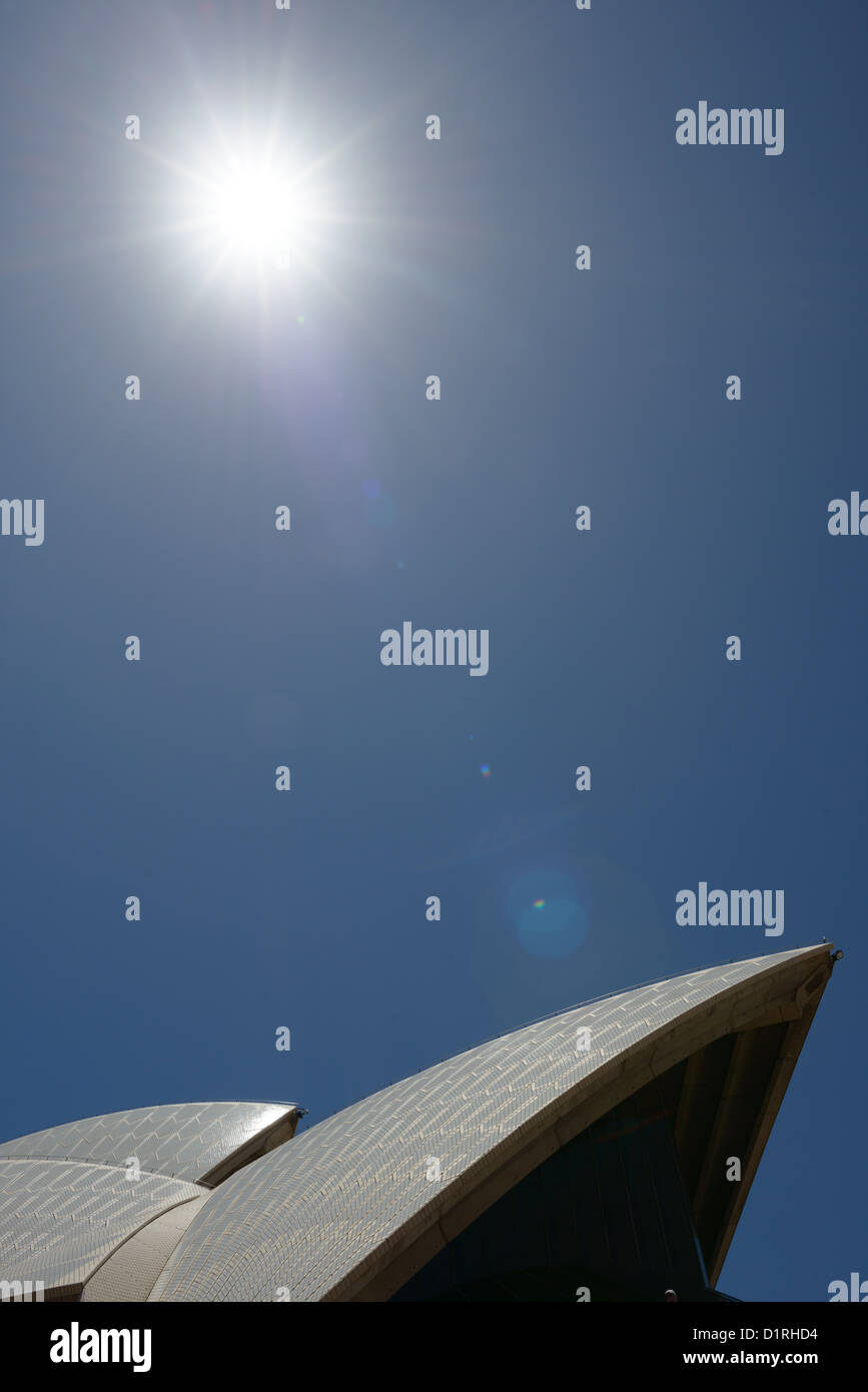 SYDNEY, Australien – das Dach des Opernhauses von Sydney vor einem klaren blauen Himmel und mit der Sommersonne im oberen Teil des Rahmens. Stockfoto