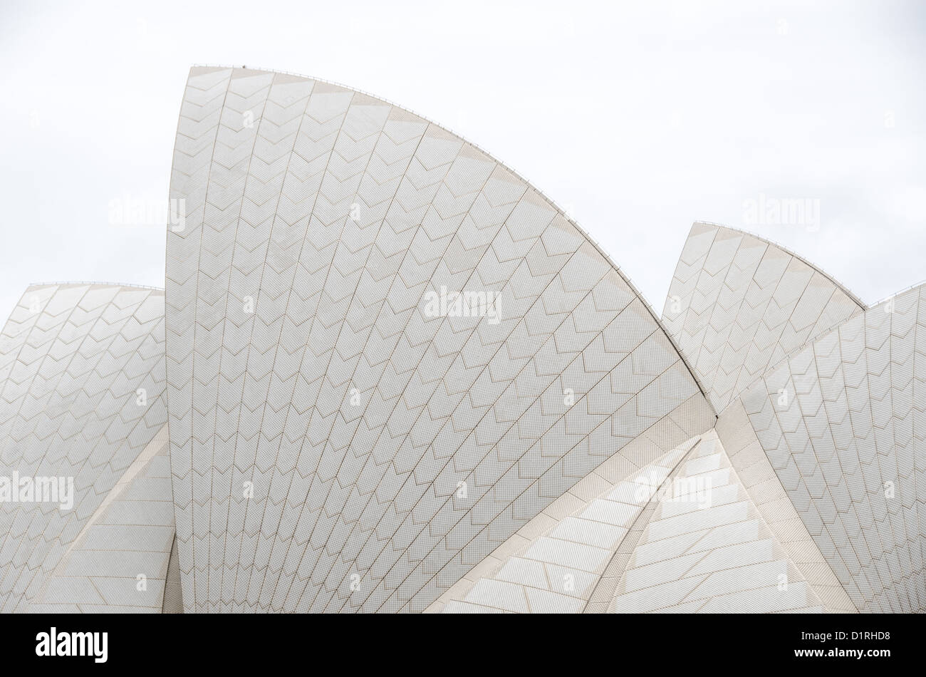 SYDNEY, Australien – die markanten Segel des Daches des Opernhauses von Sydney, das sich im Hafen von Sydney, Australien, befindet. Stockfoto