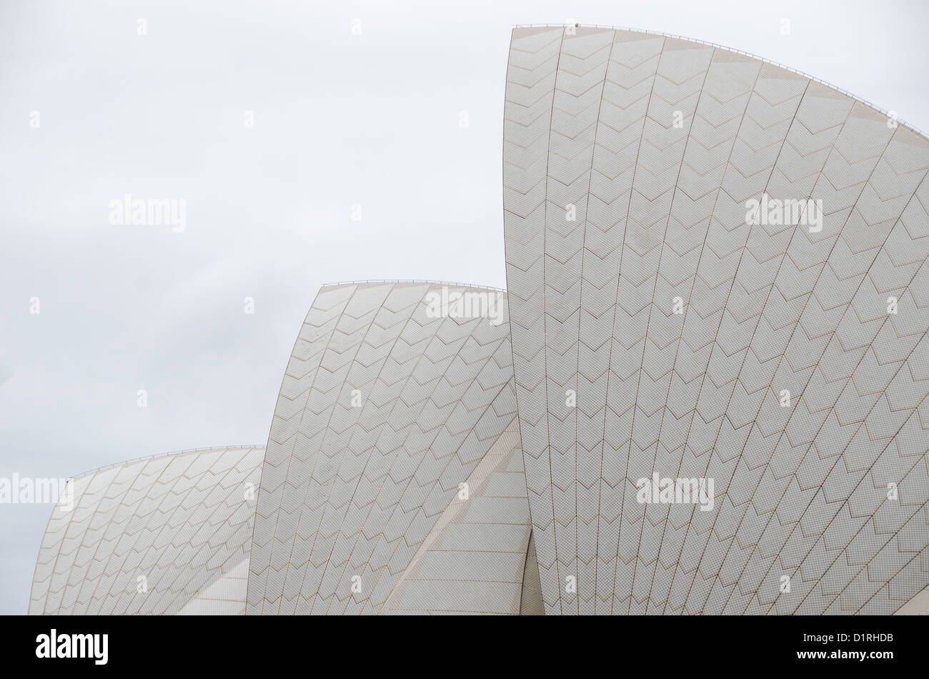 SYDNEY, Australien – die markanten Segel des Daches des Opernhauses von Sydney, das sich im Hafen von Sydney, Sydney, Australien, befindet. Stockfoto