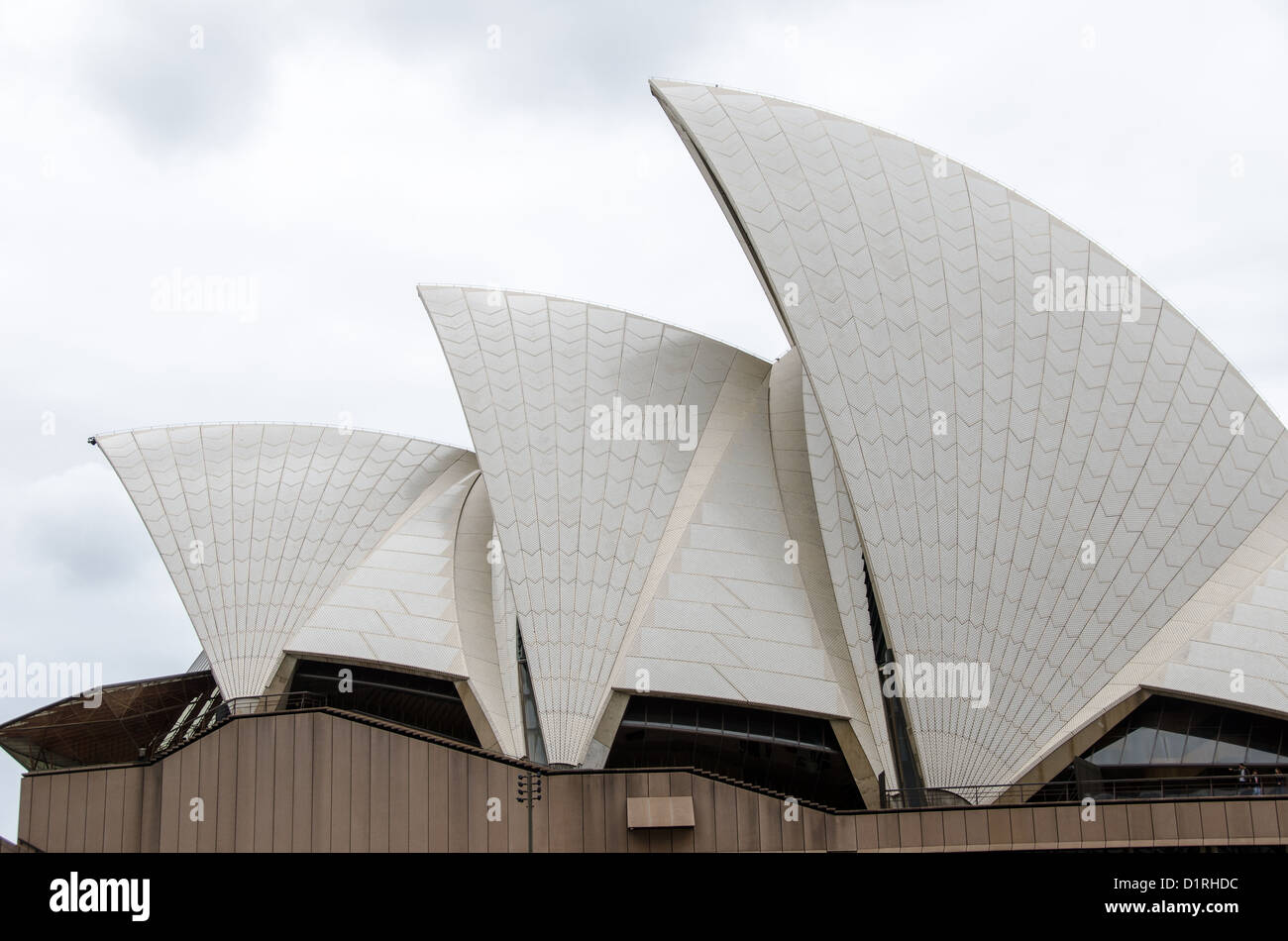 SYDNEY, Australien – Seitenansicht der Segel des Daches des Sydney Opera House, das sich im Hafen von Sydney, Sydney, Australien, befindet. Stockfoto