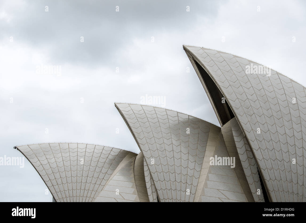 SYDNEY, Australien – Seitenansicht der markanten Segel des Daches des Sydney Opera House, das sich im Hafen von Sydney, Sydney, Australien, befindet. Stockfoto