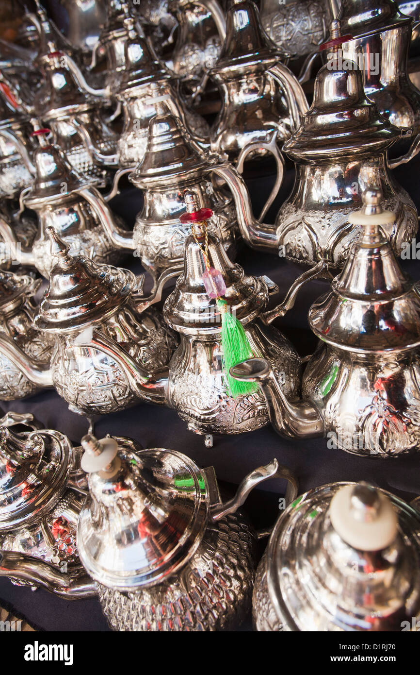 Marokko, Marrakesch, Markt. Teekannen zu verkaufen. Stockfoto