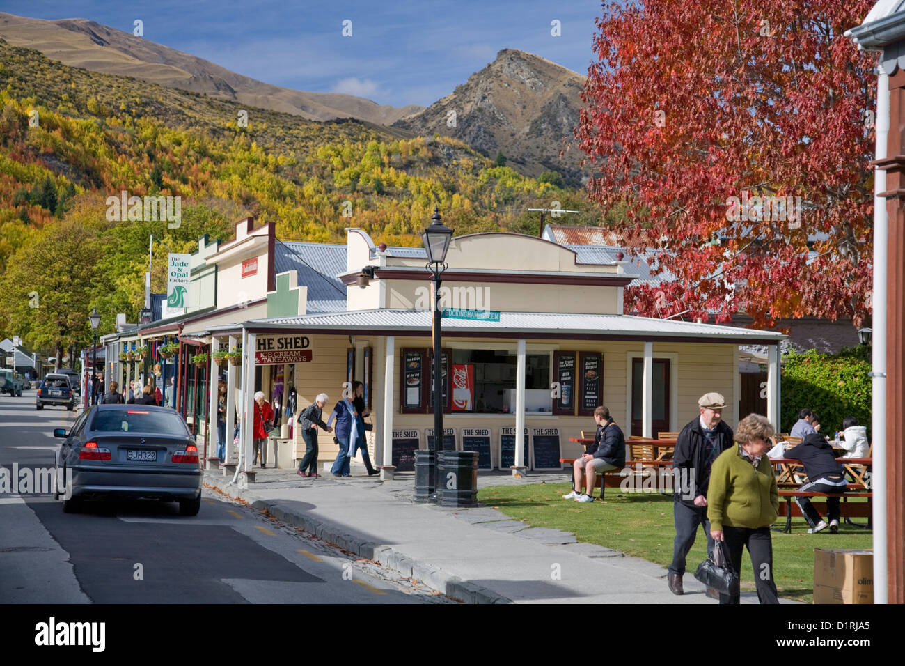 Arrowtown in Neuseeland, ehemalige Goldgräberstadt in der Otago-Region der Südinsel mit herbstlichen Herbstfarben auf den Blättern und Hügeln Stockfoto