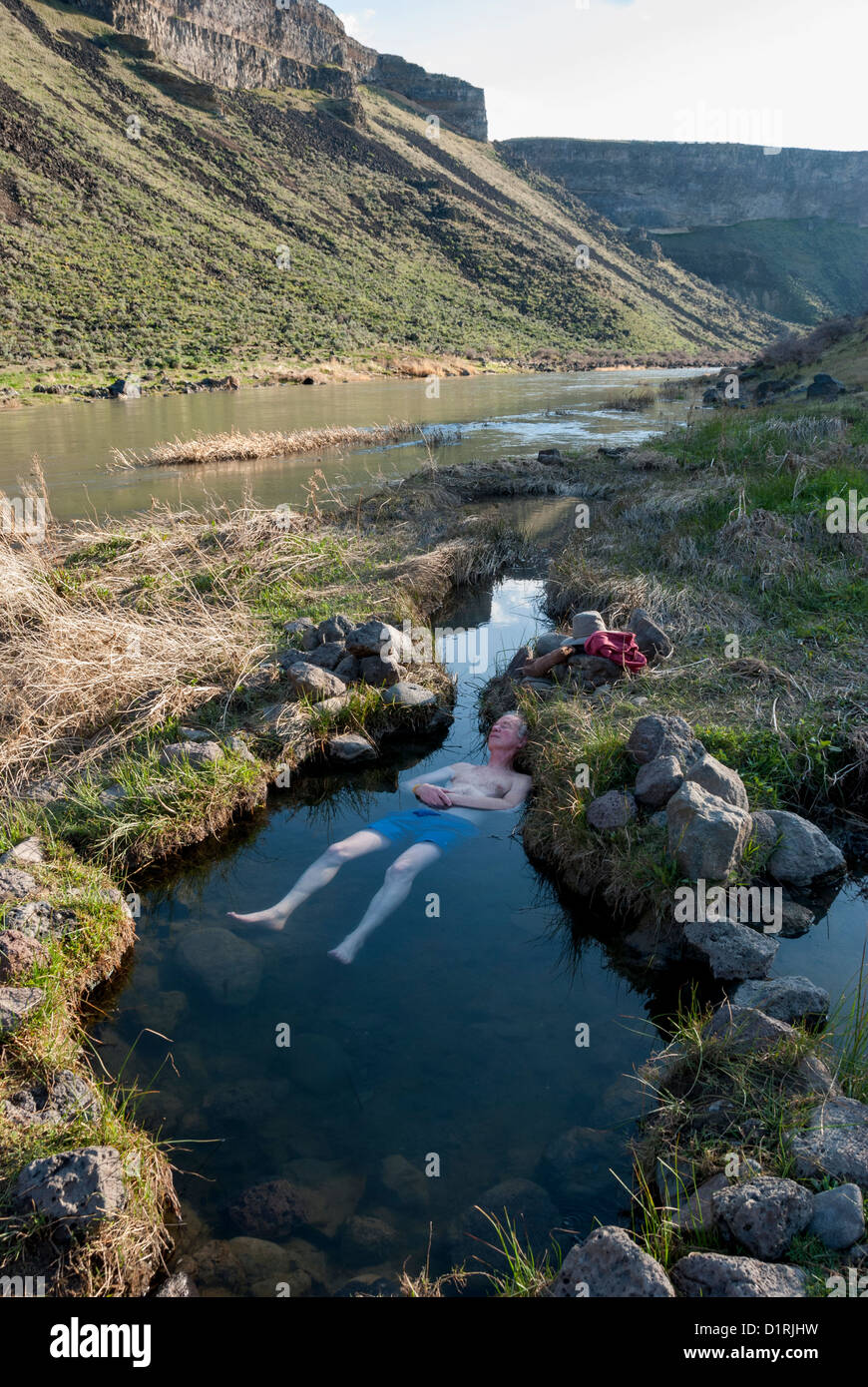 Einweichen in einem Thermalbad entlang der Owyhee River, Oregon. Stockfoto