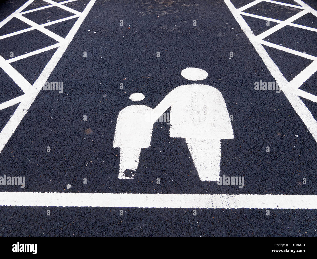 Parkplatz für Erwachsene mit Kindern bezeichnet Stockfoto