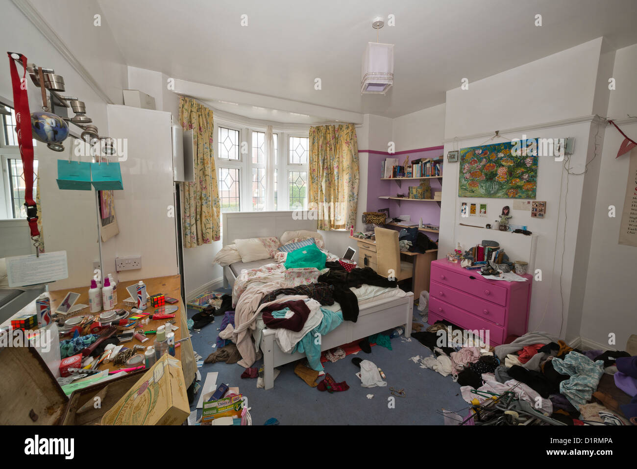 Mädchen im Teenageralter unordentliche Schlafzimmer Stockfoto