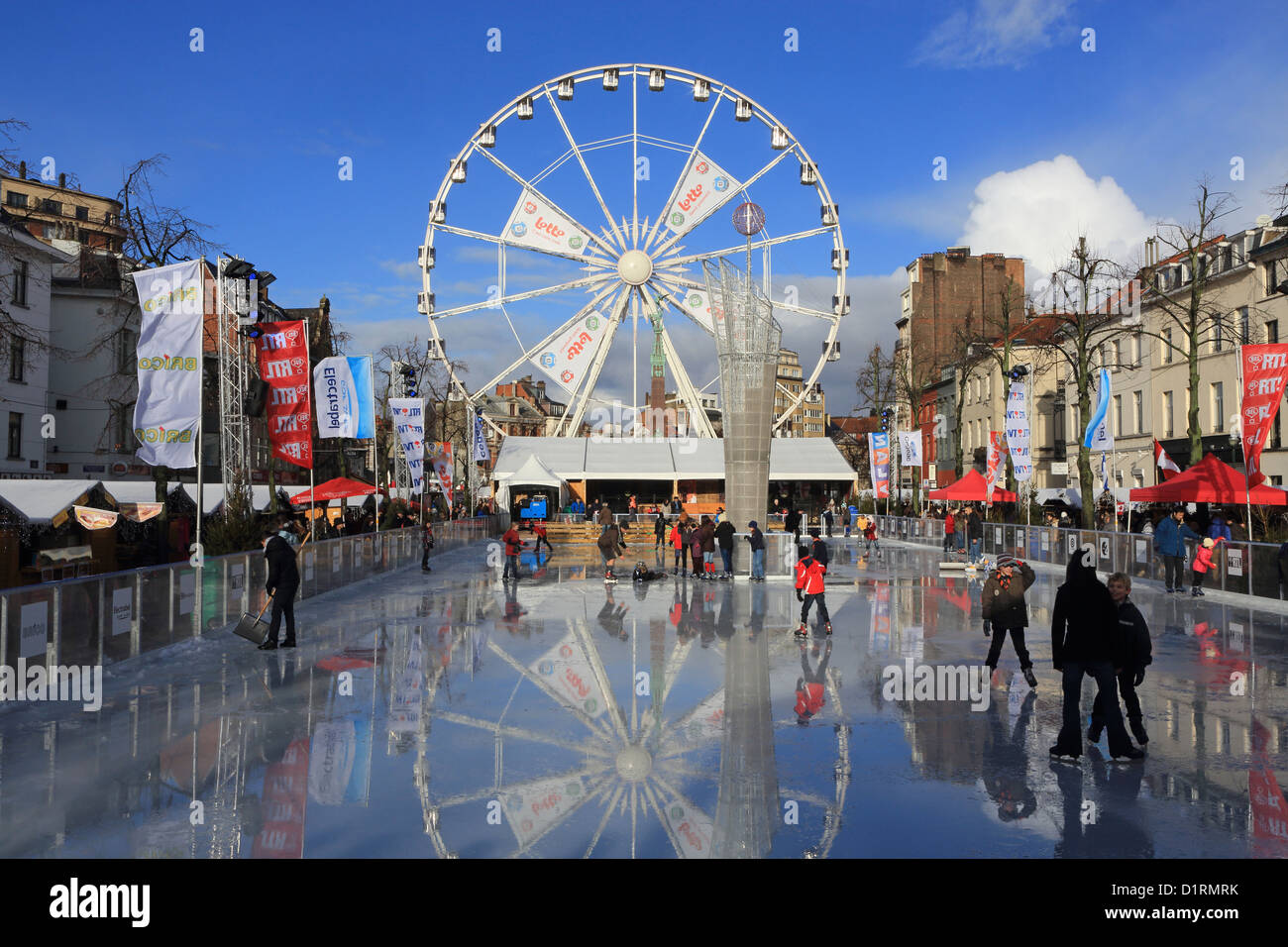 Die Eislaufbahn und Riesenrad im Fish Market Place in St. Catherines Weihnachtsmarkt in Brüssel, Belgien Stockfoto