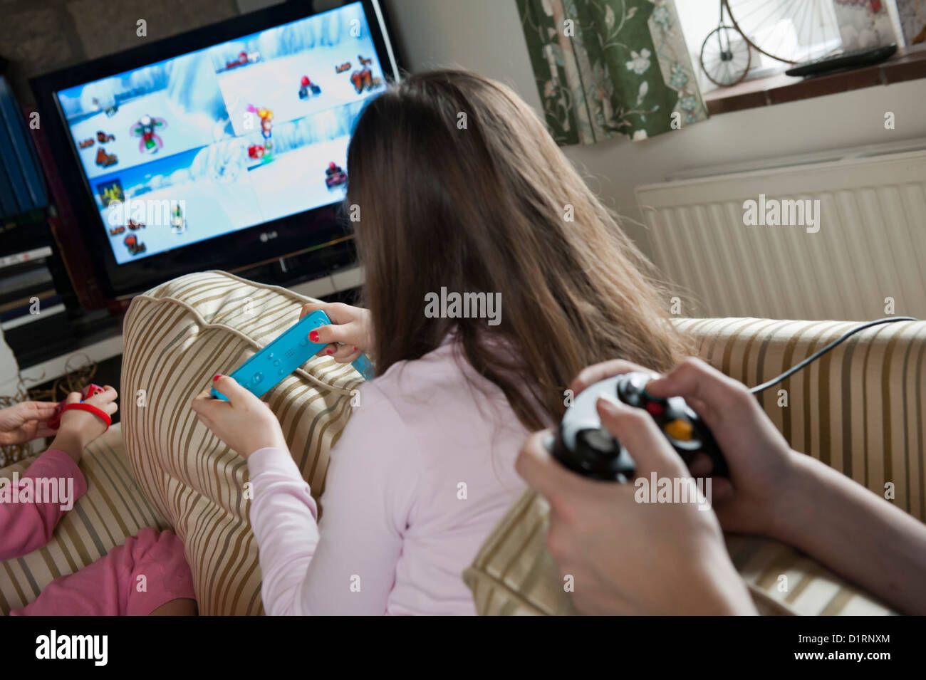 Eine Familie spielt auf ihrer Nintendo Wii-Spiele-Konsole. Weihnachten 2012. Stockfoto