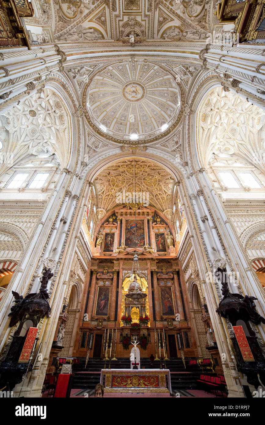Mezquita Kathedrale Hochaltar und Kuppel des Querhauses in Cordoba, Andalusien, Spanien. Stockfoto