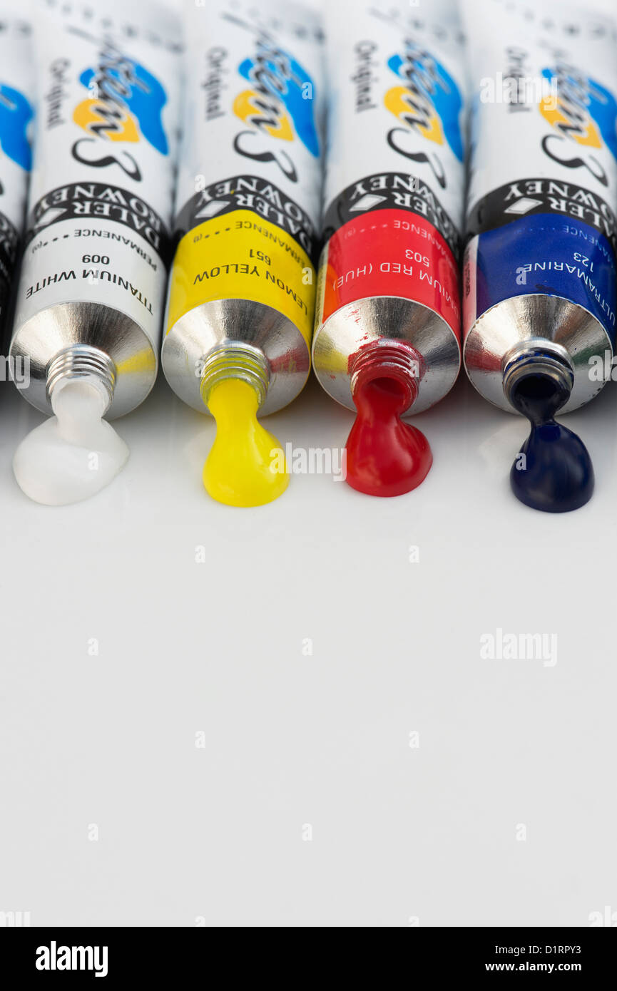 Künstler-Acrylfarbe Rohre auf weiß Stockfoto
